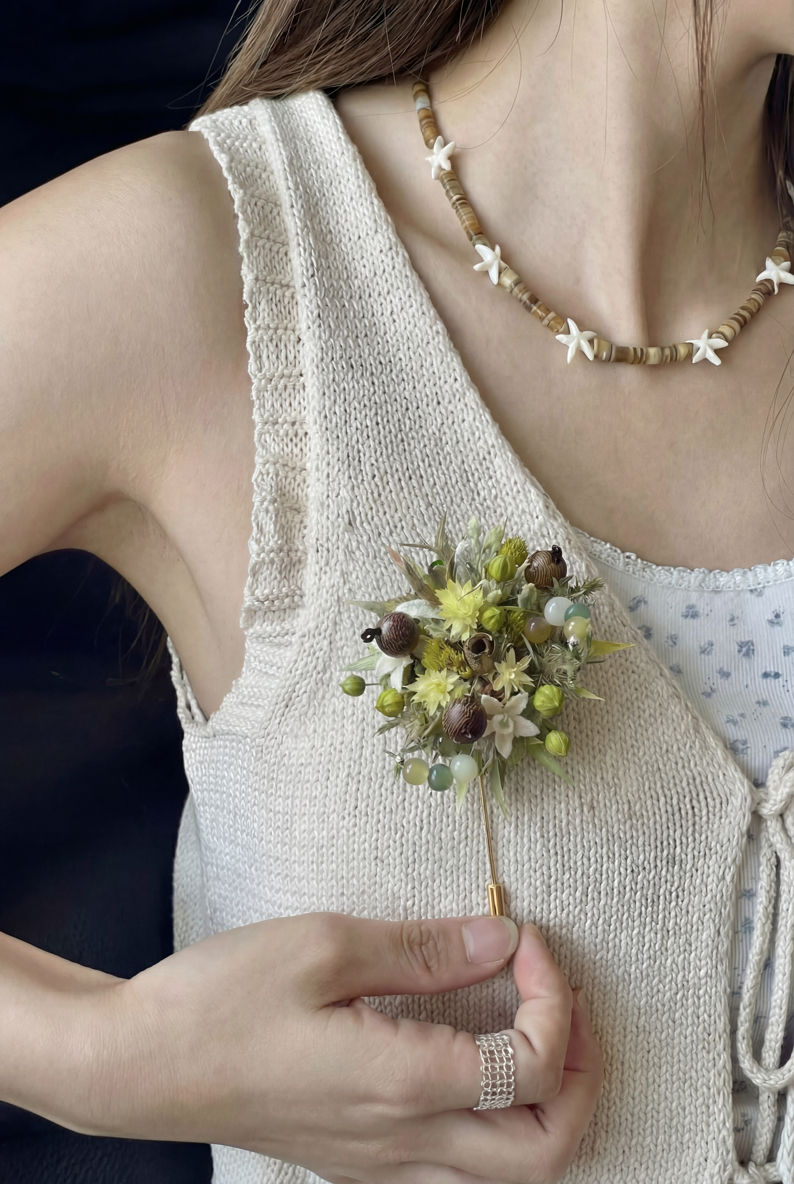 绿色胸针产品场景图_4K